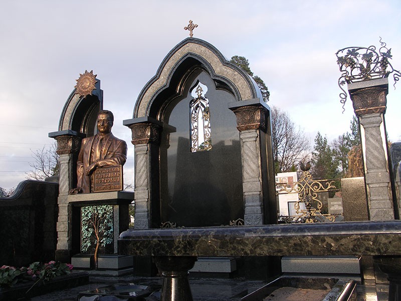 3 Памятник А. П. Городецкому, Троекуровское кладбище . Автор А. Л. Шенгелия